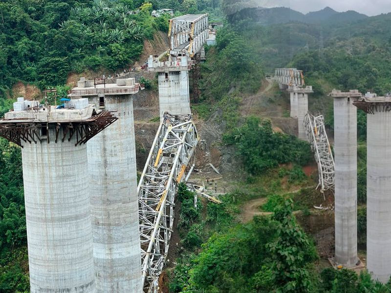 Derrumbe de puente en India.