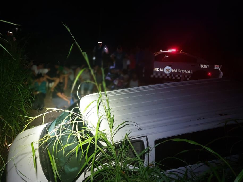 Camioneta con 27 migrantes descarrila en Veracruz
