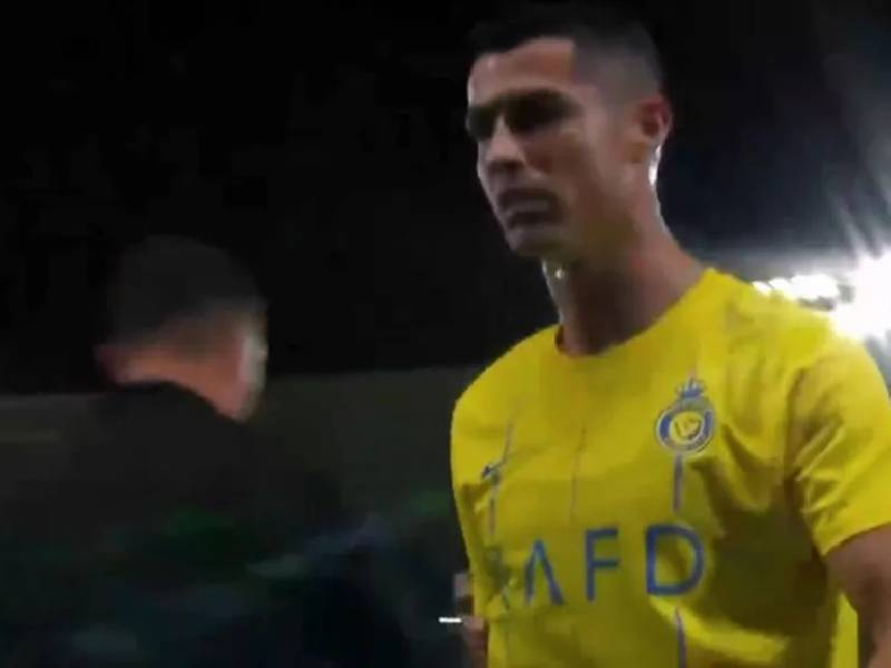 Video. ¡No soportó! Cristiano Ronaldo sale enojado con el árbitro y empuja fan
