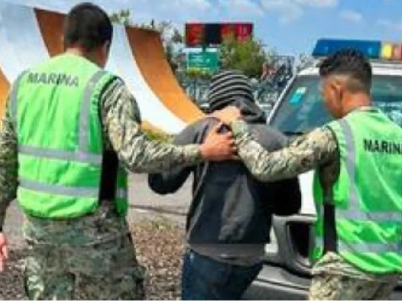 Cae sujeto por saltar barda del AICM e ir al tren de aterrizaje de un avión