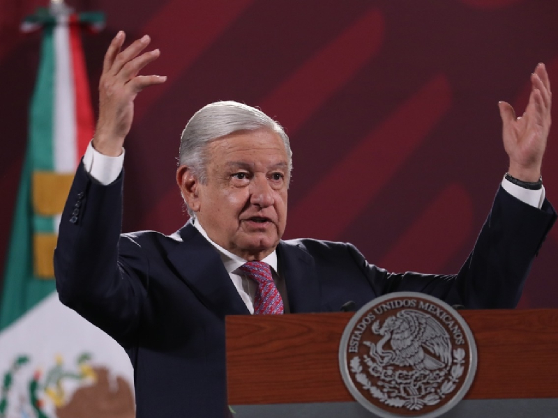 AMLO llama a no dejarse "apantallar" ante "bombardeo" en su contra