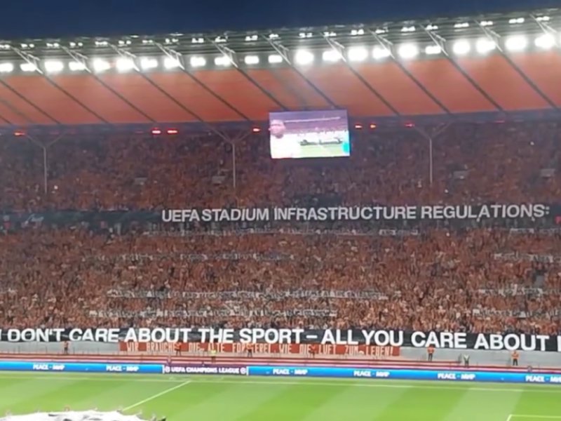 Afición del FC Berlín hace tifo en contra de la UEFA