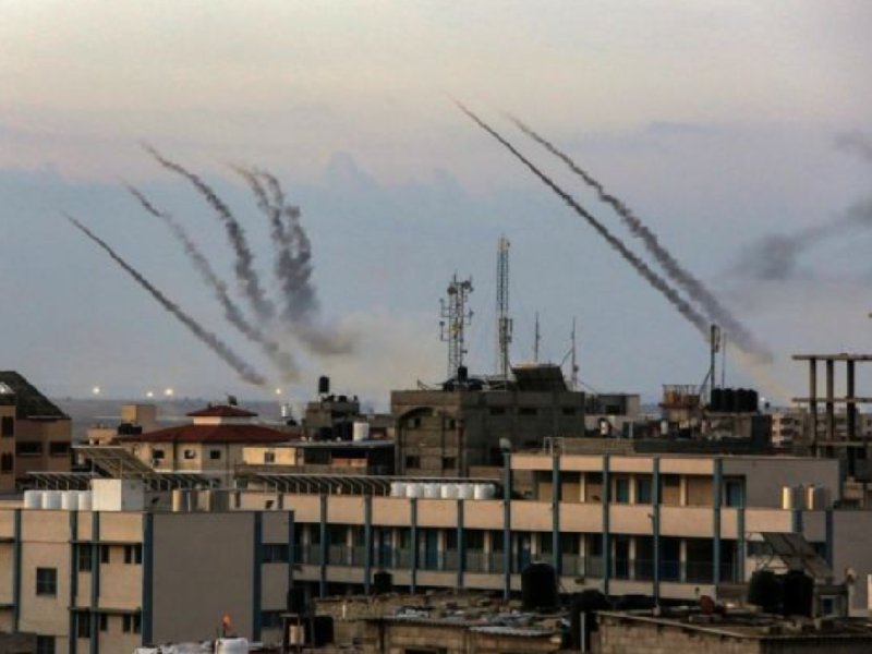 Hamás sorprende con docenas de misiles a Israel