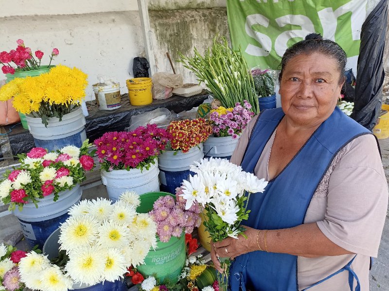 Cambio en rituales funerarios afecta a floristas a las afueras del Cementerio General