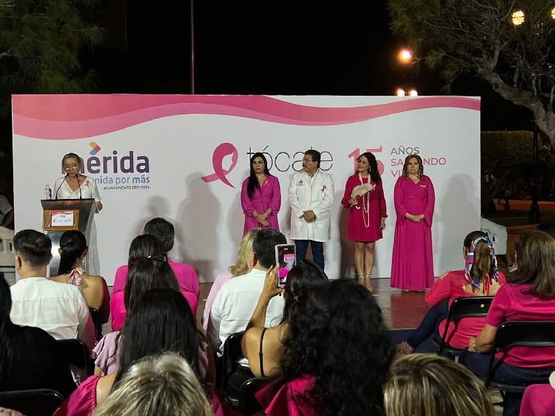 Ayuntamiento de Mérida se iluminó de rosa 