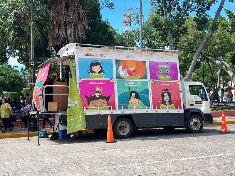 El librobus fomenta la pasión por la lectura infantil en Mérida