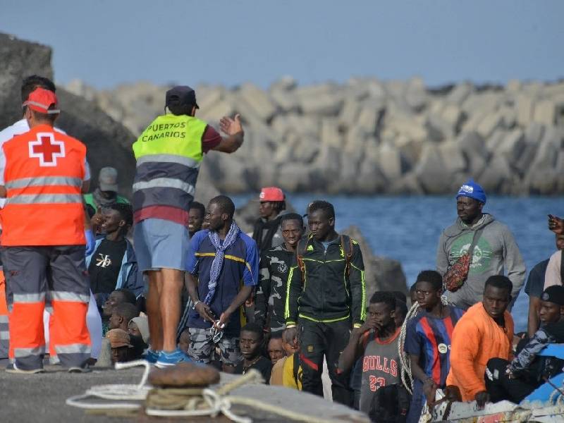 Arriban más de mil 300 migrantes africanos a Canarias durante el fin de semana