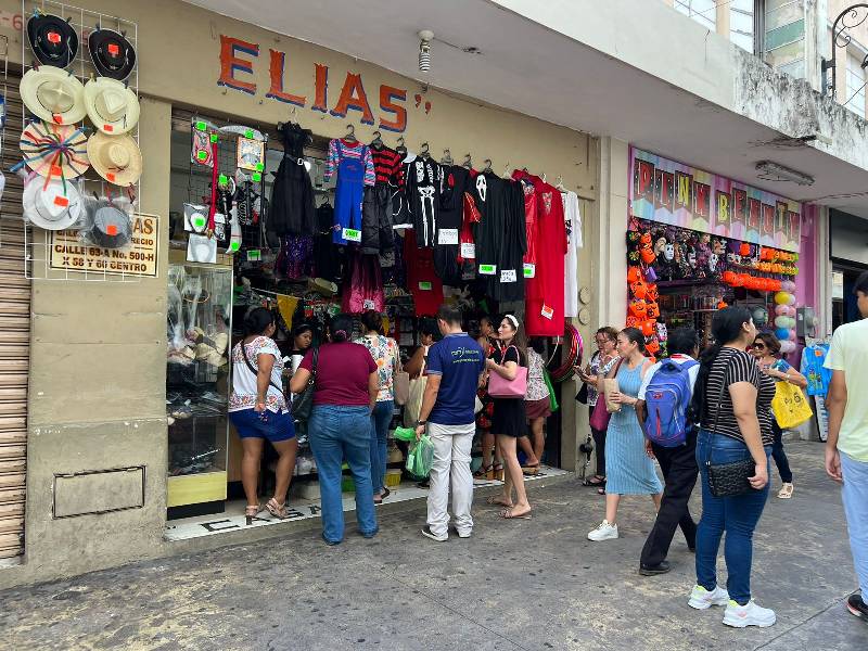 Largas filas por la compra de disfraces en el centro de Mérida
