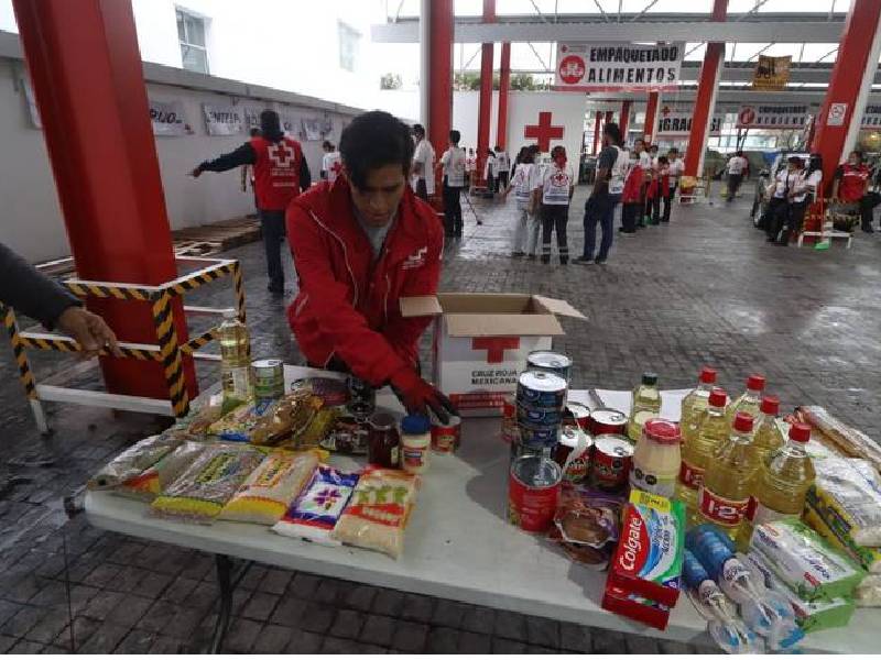 Pensando en sus familias, donan para víctimas de Otis