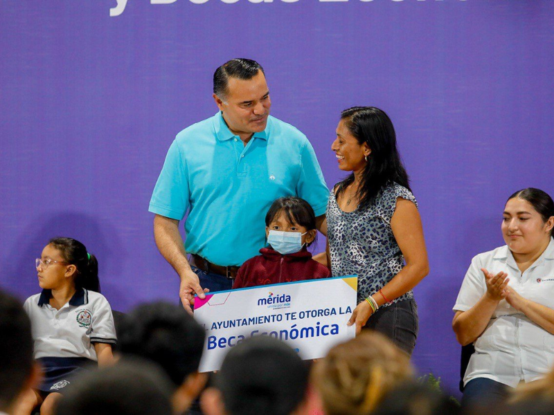 Renán Barrera garantiza un mejor futuro para las y los estudiantes