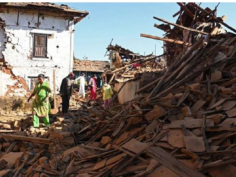 Suman al menos 143 muertos por sismo de magnitud 5.6 en Nepal