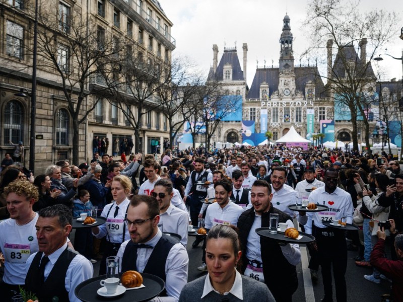 París proclama a los campeones de la “carrera de camareros”