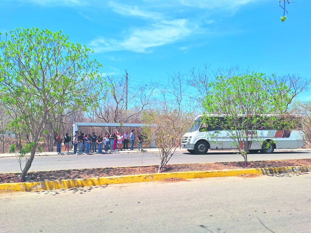 Transporte complicala vida universitaria en Mérida