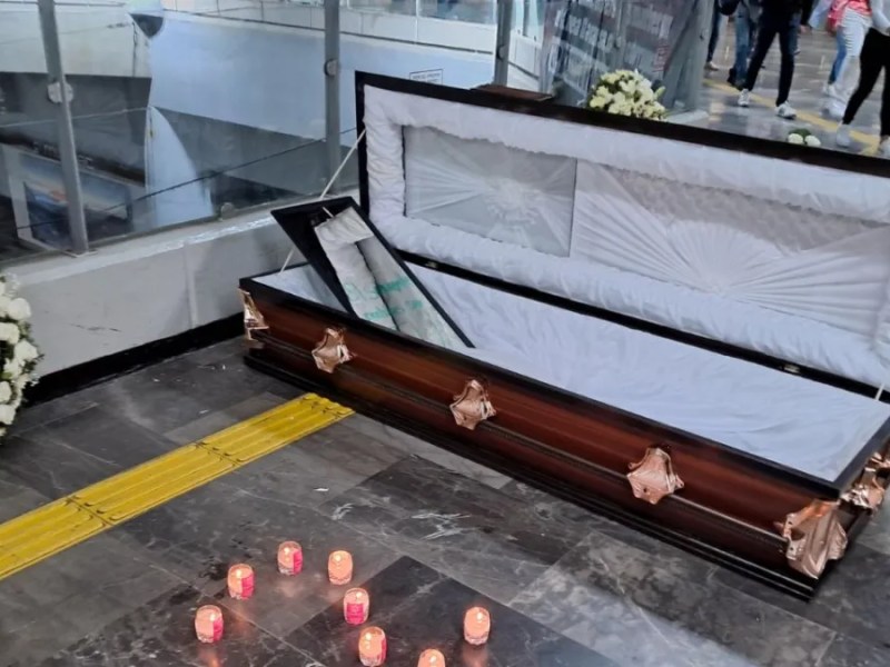 Con ataúd se conmemoran tres años del colapso en L12 del Metro