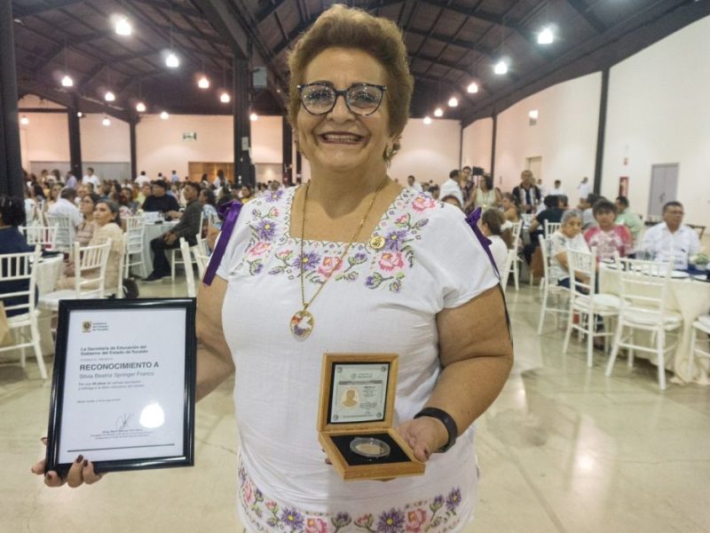 Maestra yucateca recibe reconocimiento en Palacio Nacional
