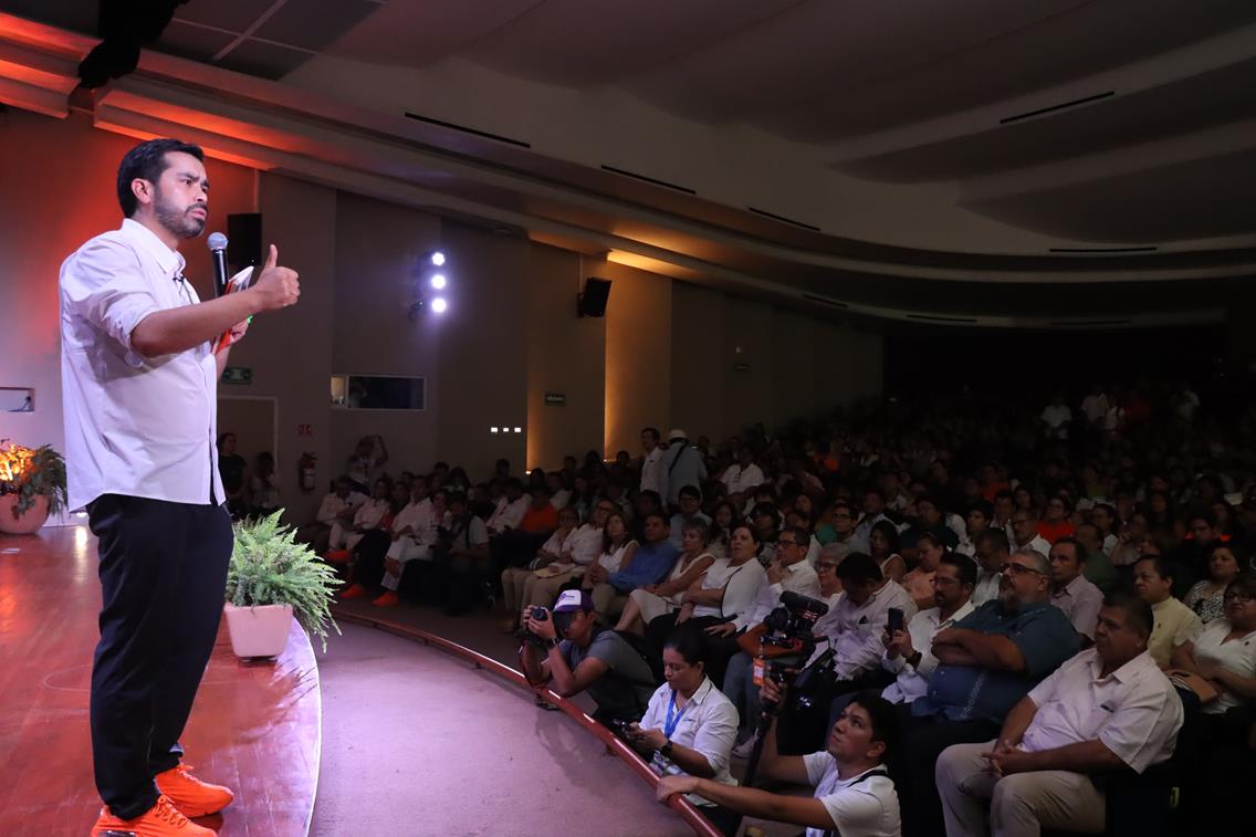 Comunidad universitaria de Yucatán dialoga con el candidato presidencial Jorge Álvarez Máynez