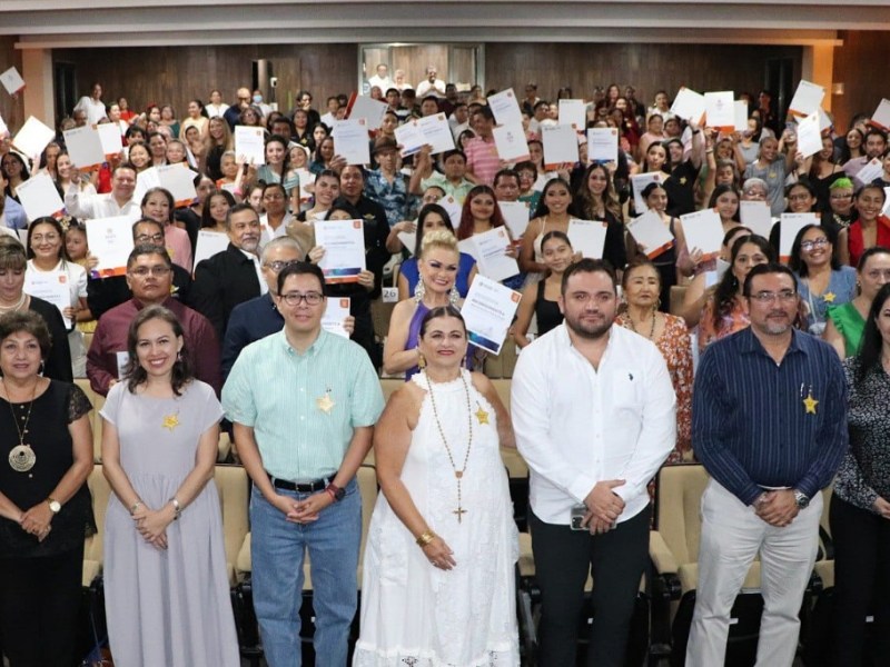 Reconocen a alumnos, docentes y supervisores destacados en arte, idiomas y oficios en Yucatán. Celebran logros en danza, inglés y más.