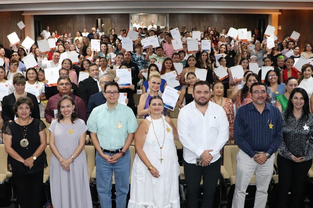 Reconocen a alumnos, docentes y supervisores destacados en arte, idiomas y oficios en Yucatán. Celebran logros en danza, inglés y más.