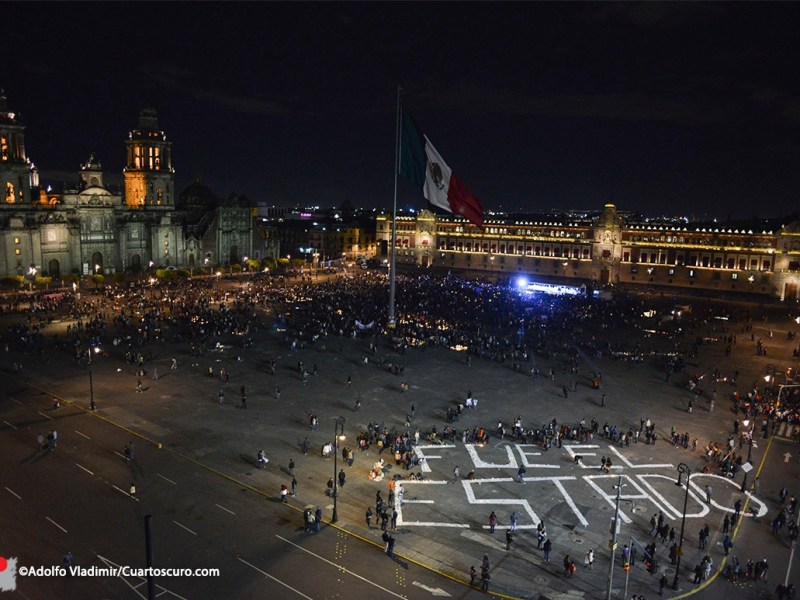 Familiares de los 43 estudiantes de Ayotzinapa exigen justicia a diez años de su desaparición, símbolo de impunidad en México.