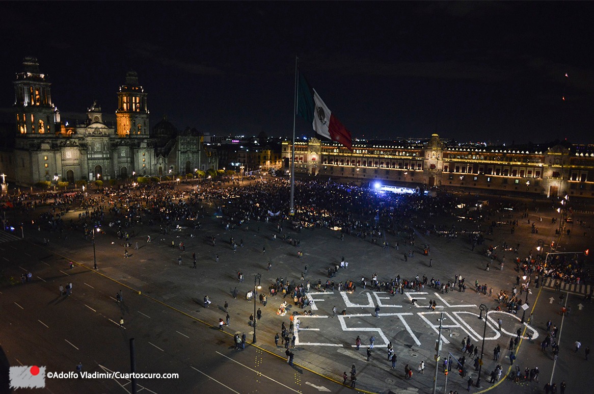 Familiares de los 43 estudiantes de Ayotzinapa exigen justicia a diez años de su desaparición, símbolo de impunidad en México.