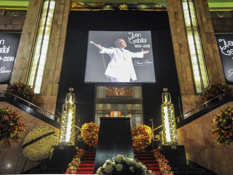 Rinde homenaje a Juan Gabriel en la Cineteca Nacional con la proyección de su icónico concierto 'Mis 40 en Bellas Artes'. ¡Revive la magia este viernes!