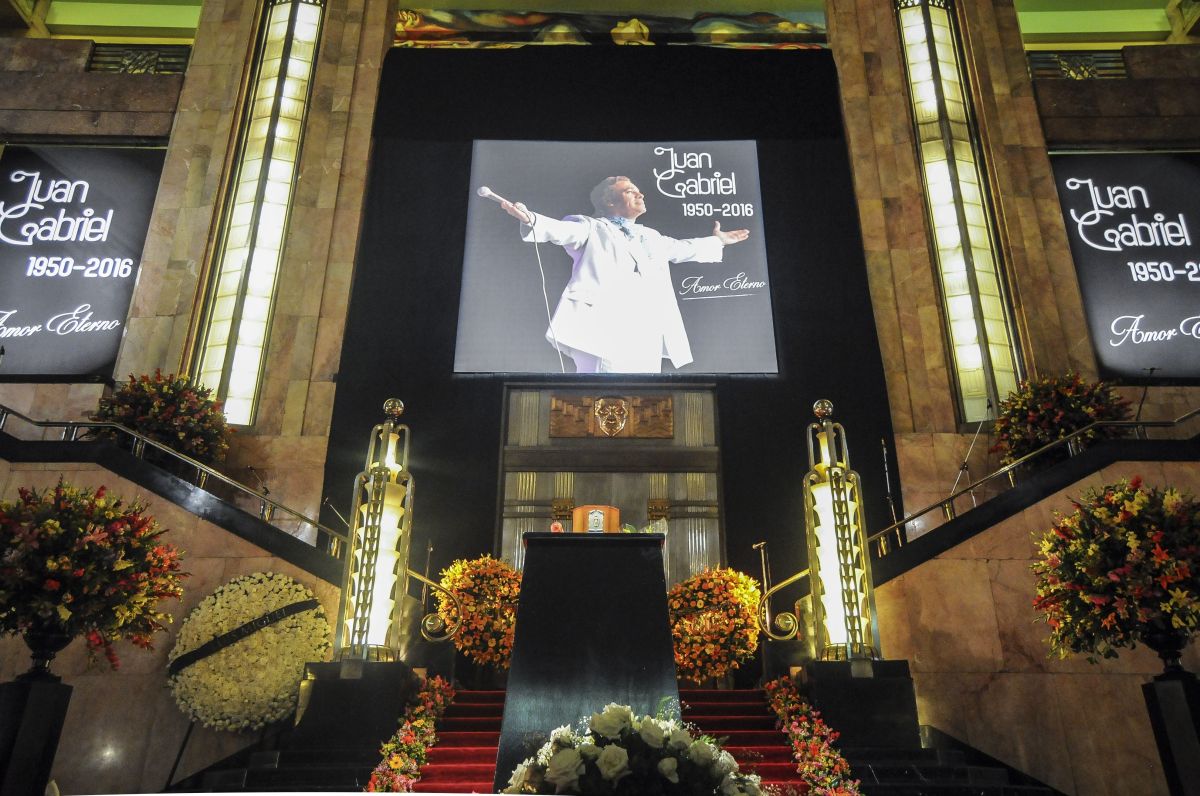 Rinde homenaje a Juan Gabriel en la Cineteca Nacional con la proyección de su icónico concierto 'Mis 40 en Bellas Artes'. ¡Revive la magia este viernes!