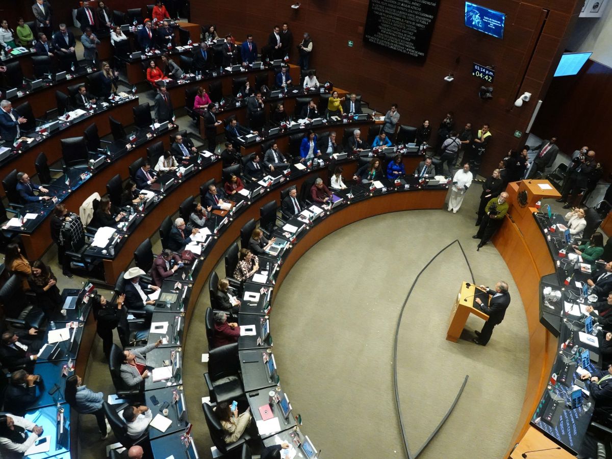 "Inicio en el Senado de la discusión sobre la reforma judicial propuesta por AMLO: elección popular de jueces y mayores garantías de independencia."