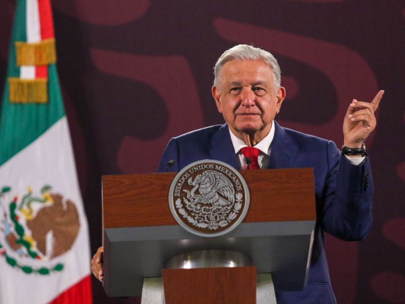 AMLO minimiza la agresión en Veracruz, afirmando que pudo haber atrapado la botella que le lanzaron. "No pasó a mayores", asegura.