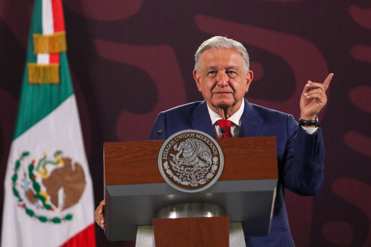 AMLO minimiza la agresión en Veracruz, afirmando que pudo haber atrapado la botella que le lanzaron. "No pasó a mayores", asegura.