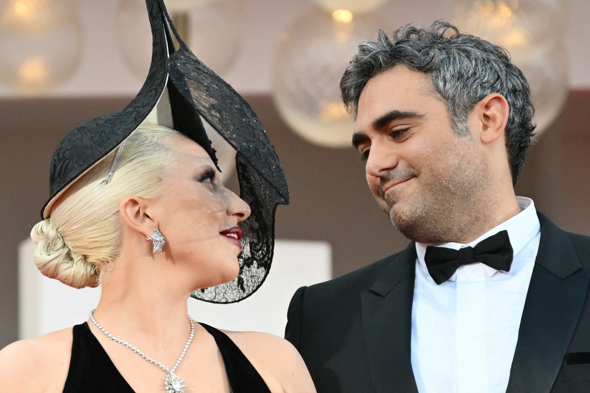 "Lady Gaga y Joaquin Phoenix deslumbran en 'Joker: Folie à deux' con una historia de amor musicalizada. La secuela dirigida por Todd Phillips destaca por sus actuaciones intensas y una trama que eleva el caos de Gotham City a un nuevo nivel."