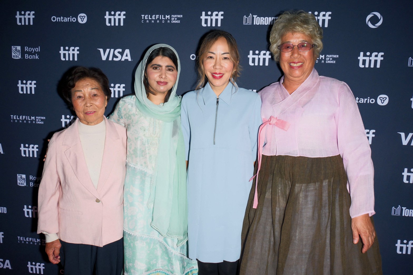 Malala Yousafzai presenta su primer documental, "The Last of the Sea Women", en el festival de Toronto, destacando la lucha de ancianas buceadoras surcoreanas.