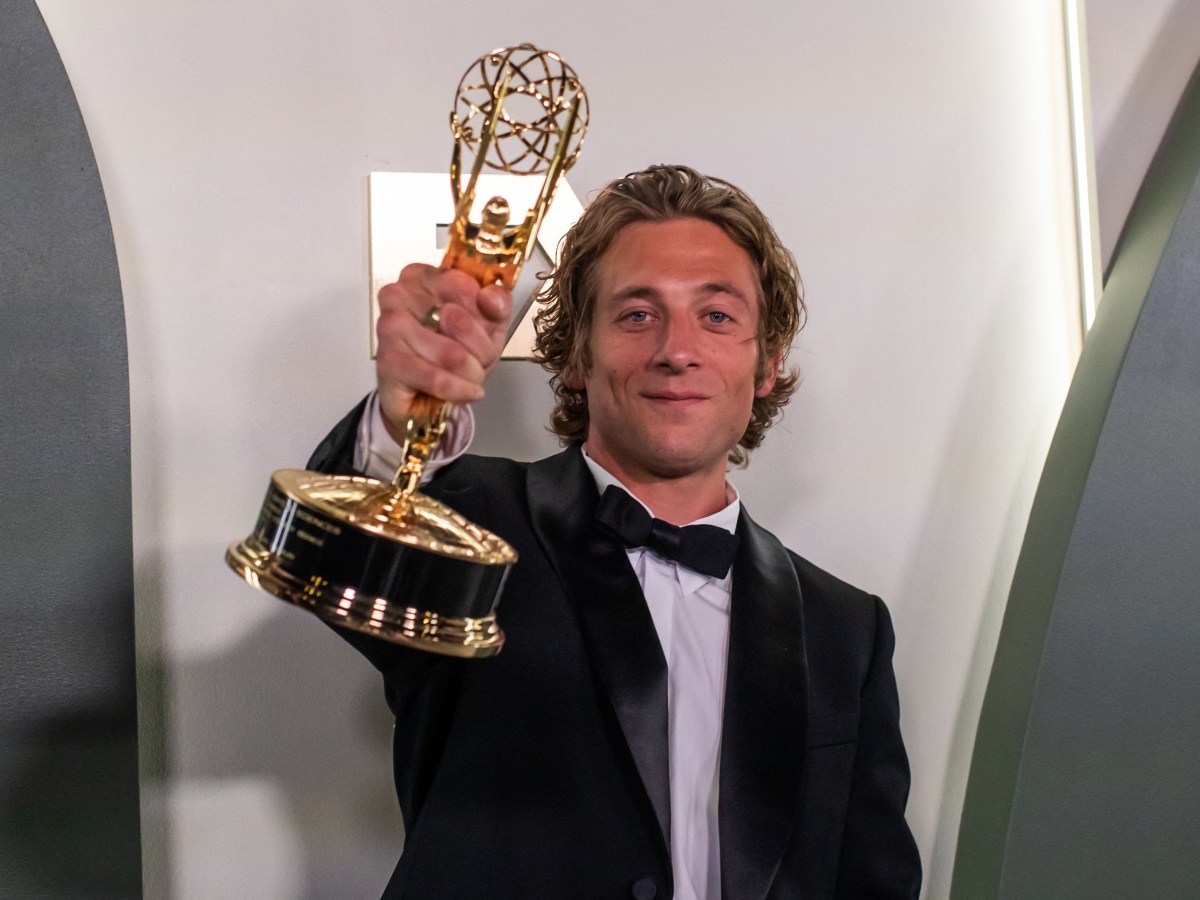 Descubre a los ganadores de los Premios Emmy 2024: "Shogun" arrasa como Mejor Serie Dramática, mientras "Hacks" destaca en Comedia. ¡Entérate aquí!