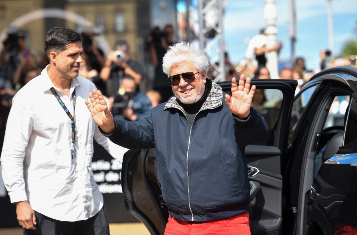 Pedro Almodóvar celebra 75 años en el Festival de San Sebastián y estrena "Yo, adicto", su primera serie para Disney+. ¡Feliz cumpleaños!