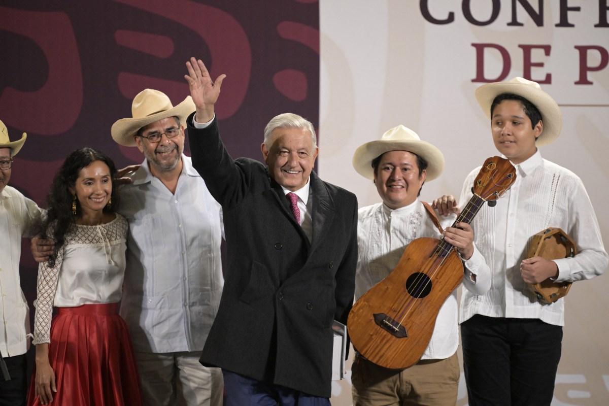 López Obrador se despide con su última "mañanera" antes de entregar la presidencia a Claudia Sheinbaum. ¡Un adiós entre aplausos y música!