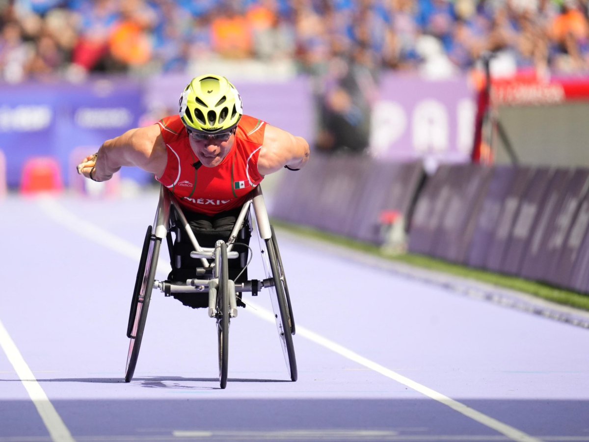 ¡México brilla en el Para Atletismo en los Juegos Paralímpicos París 2024! 🇲🇽✨ Juan Pablo Cervantes, atleta paralímpico mexicano, asegura su lugar en la final de los 100 metros T54 con un impresionante tiempo de 13.84 segundos, quedando en segunda posición. Su destacada actuación en la pista resalta el talento y la determinación del deporte paralímpico mexicano en estos juegos.