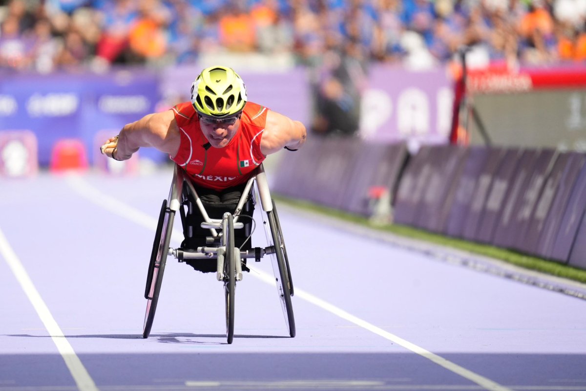 ¡México brilla en el Para Atletismo en los Juegos Paralímpicos París 2024! 🇲🇽✨ Juan Pablo Cervantes, atleta paralímpico mexicano, asegura su lugar en la final de los 100 metros T54 con un impresionante tiempo de 13.84 segundos, quedando en segunda posición. Su destacada actuación en la pista resalta el talento y la determinación del deporte paralímpico mexicano en estos juegos.