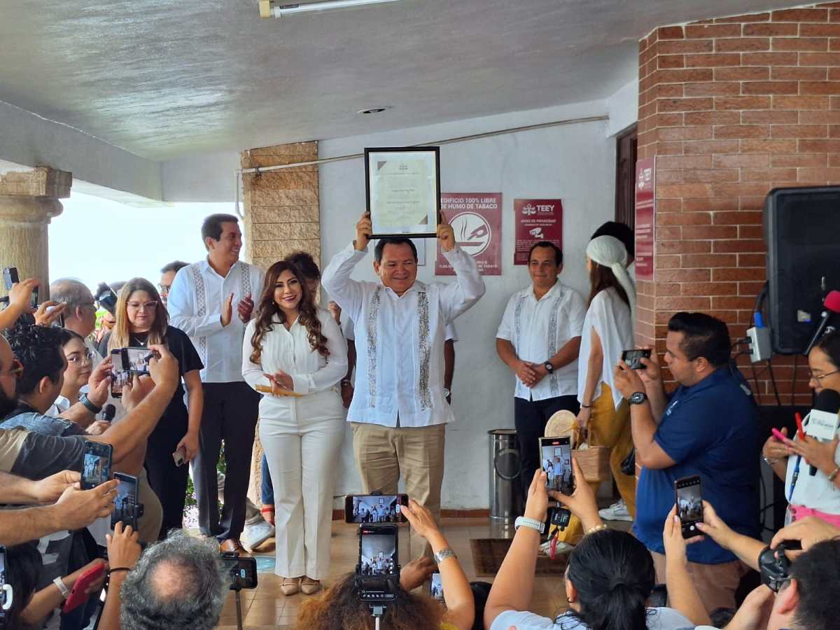 Joaquín Díaz Mena, "Huacho", recibió su constancia como gobernador electo de Yucatán. Descubre sus compromisos y planes para el Renacimiento Maya en su discurso.