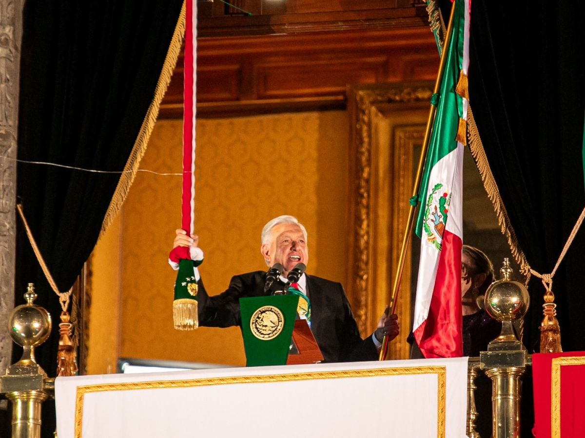 AMLO dio su último Grito de Independencia con una arenga proselitista en el Zócalo, destacando la Cuarta Transformación y despidiéndose emotivamente.