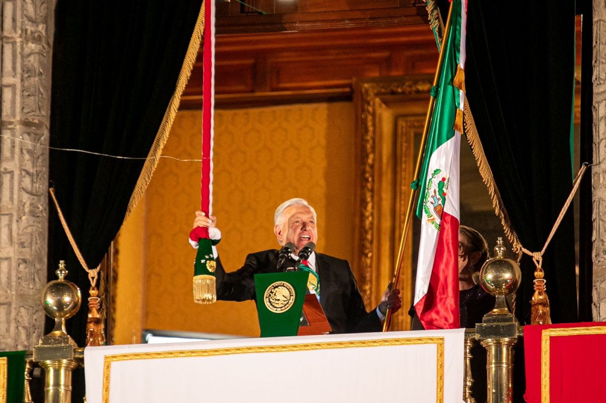 AMLO dio su último Grito de Independencia con una arenga proselitista en el Zócalo, destacando la Cuarta Transformación y despidiéndose emotivamente.