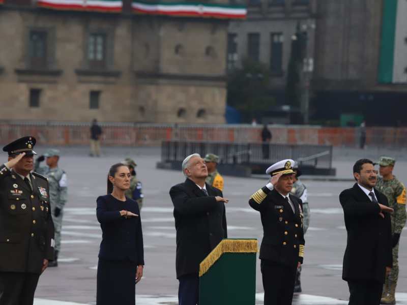 AMLO y Sheinbaum rinden homenaje a las víctimas de los sismos del 19 de septiembre en el Zócalo, recordando su memoria y legado.