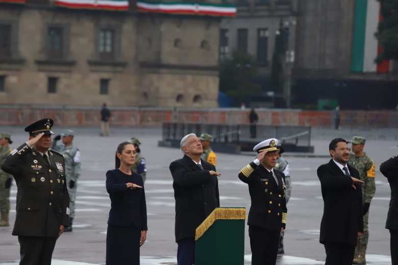 AMLO y Sheinbaum rinden homenaje a las víctimas de los sismos del 19 de septiembre en el Zócalo, recordando su memoria y legado.