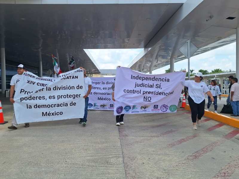 Trabajadores del Poder Judicial de la Federación marchan en Mérida, manteniendo su paro laboral a pesar de la aprobación de la reforma.