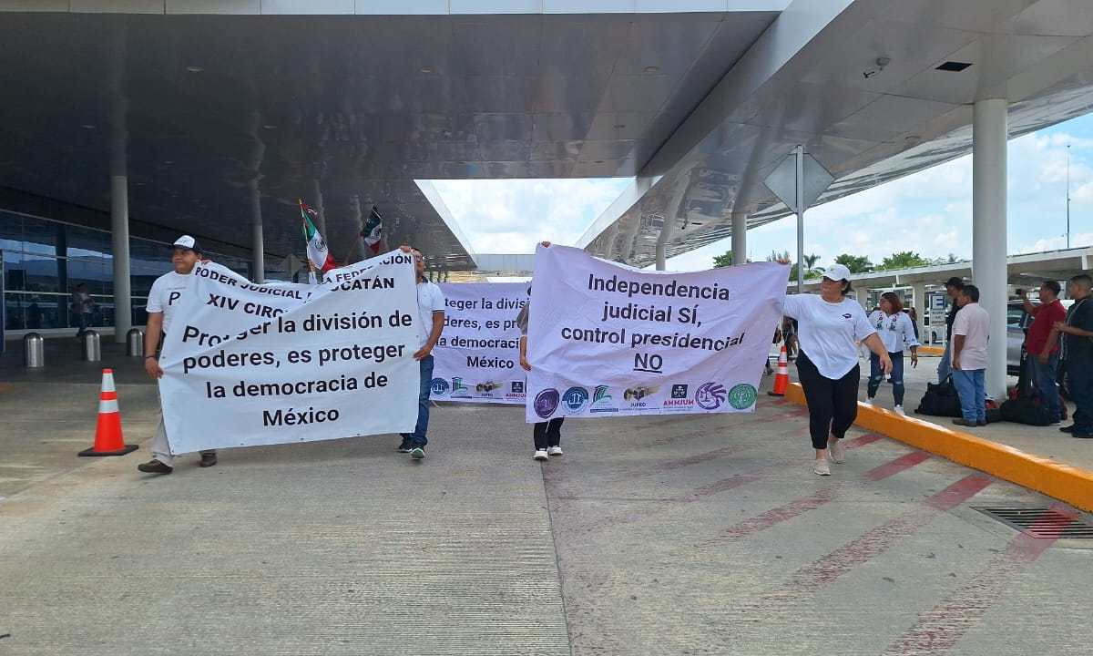 Trabajadores del Poder Judicial de la Federación marchan en Mérida, manteniendo su paro laboral a pesar de la aprobación de la reforma.