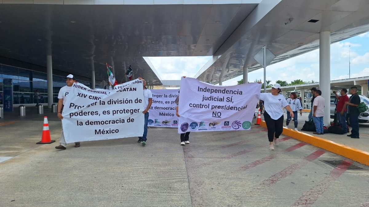 Trabajadores del Poder Judicial de la Federación marchan en Mérida, manteniendo su paro laboral a pesar de la aprobación de la reforma.