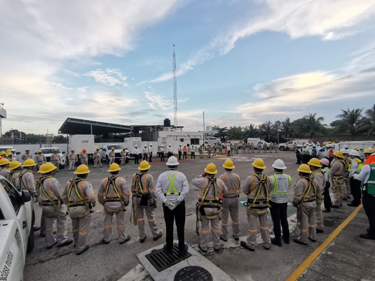 CFE se prepara para posibles afectaciones eléctricas en Yucatán y Quintana Roo por el ciclón tropical Helene. Monitoreo y recursos listos.