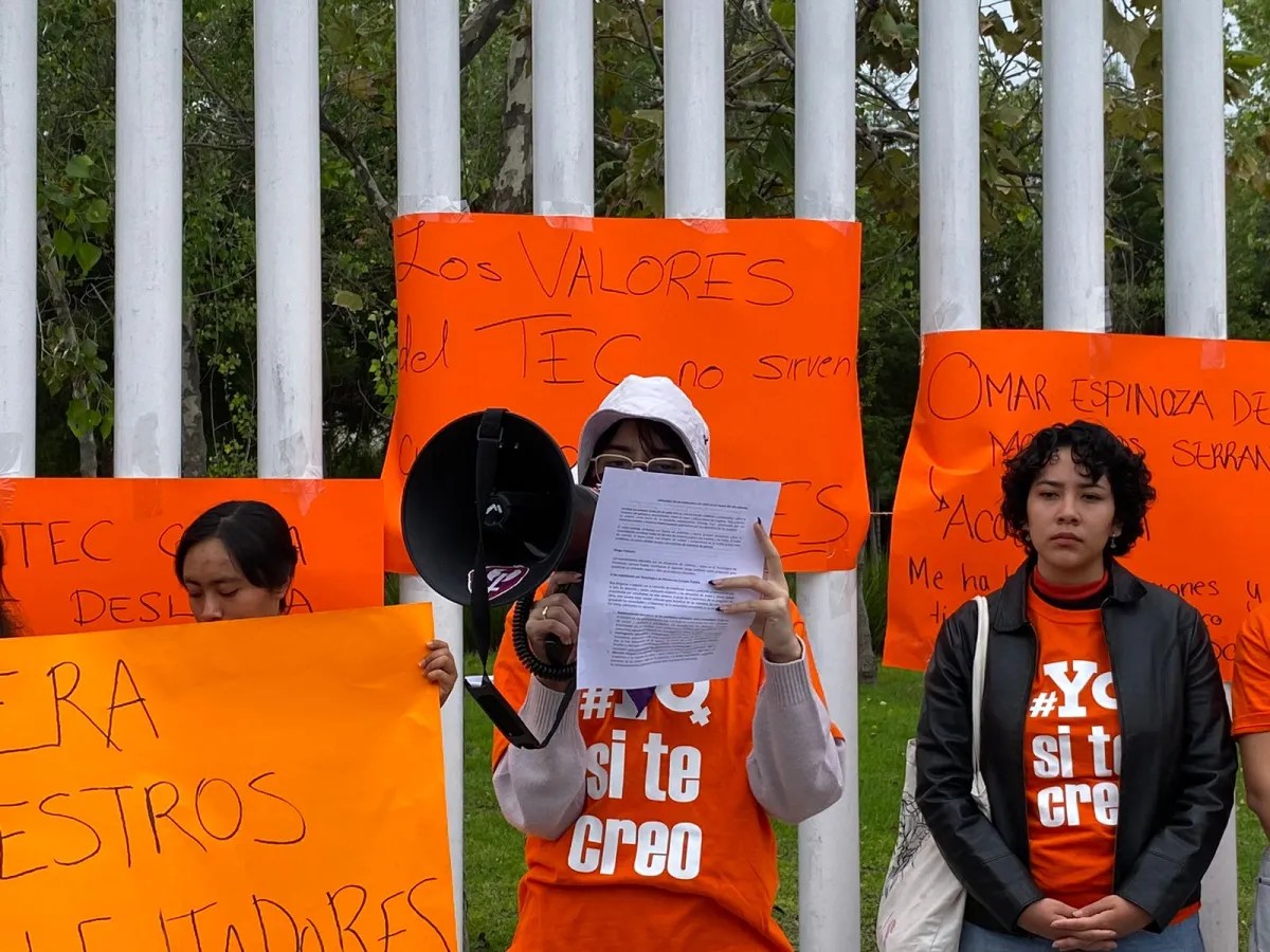 Alumnas del Tec de Monterrey se manifiestan exigiendo justicia por acoso sexual y la destitución de maestros acusados. #AcosoSexual