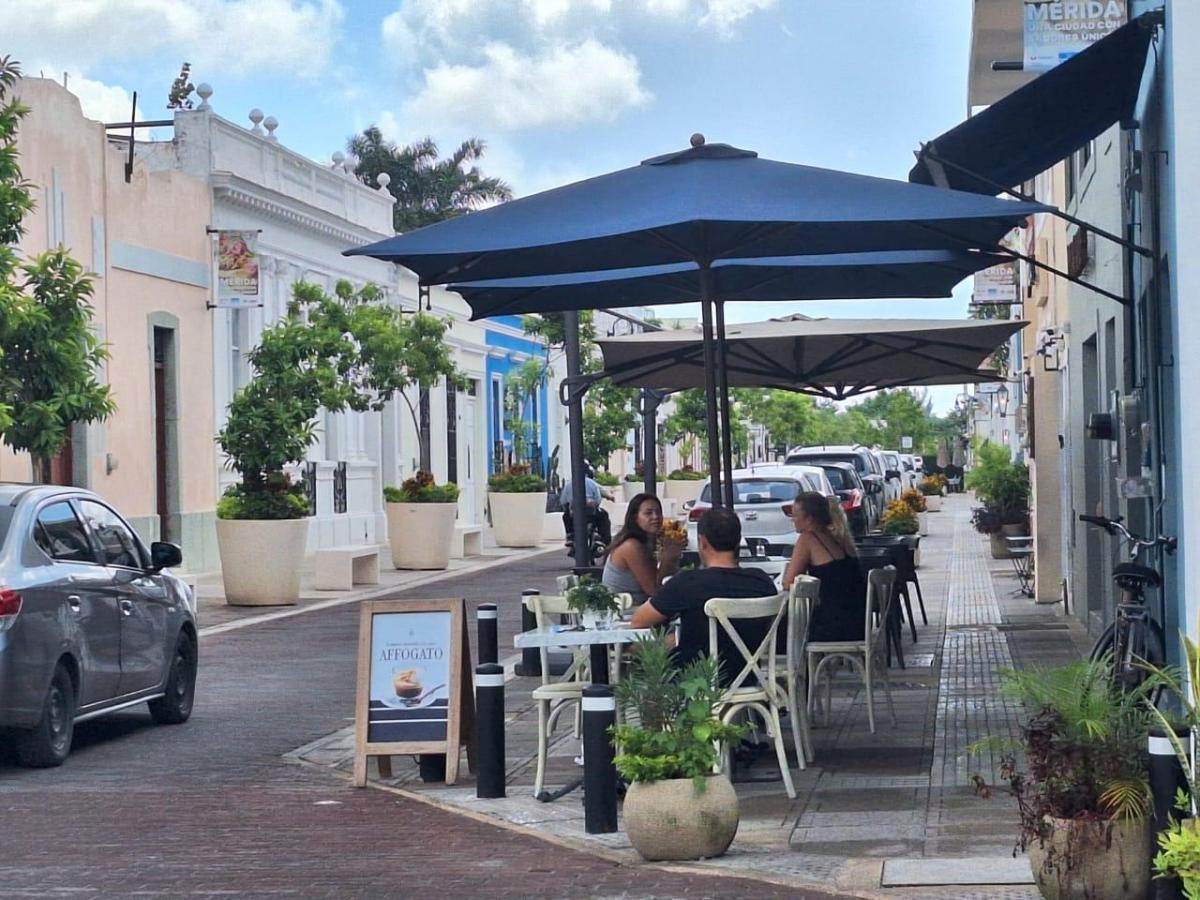 Restaurantes del corredor gastronómico de Mérida invaden las recién renovadas aceras, generando debate sobre el uso del espacio público y la movilidad.