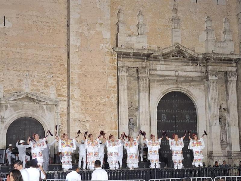 Ambiente de fiesta popular en Mérida previo a la toma de protesta de Joaquín Díaz Mena como gobernador de Yucatán. Seguridad y jarana presentes.