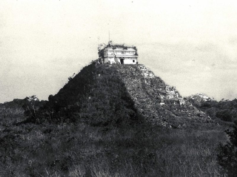 Inauguran exposición fotográfica "La Nueva Arqueología Mexicana" en Mérida, mostrando imágenes arqueológicas de Yucatán en los años 30.