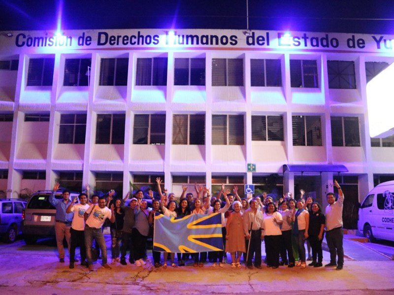 La CODHEY ilumina su edificio en Yucatán con los colores de la bandera de la comunidad sorda, honrando el Día Internacional de las Lenguas de Señas.